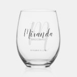 Vaso De Vino Nombre de las Bridesmaids personalizadas de guión<br><div class="desc">Añada un toque personal a su boda con un regalo personalizado para damas de honor. Este diseño presenta el nombre personalizado de la dama de honor en el estilo de fuente de escritura moderno gris y monograma en el estilo de fuente de escritura moderno gris claro como fondo con título...</div>