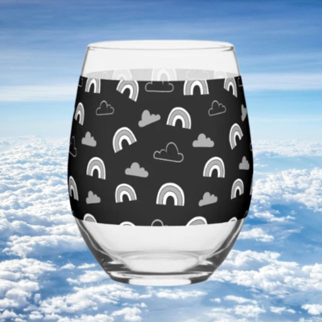 Vaso De Vino Nubes grises y arcoíris sobre negro (Subido por el creador)