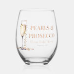 Vaso De Vino Perlas de oro elegantes y ducha de novia Prosecco<br><div class="desc">Celebre la unión del amor y la elegancia en su ducha nupcial con nuestras Perlas de Oro Elegantes y Gafas de Vino sin Piedra Prosecco. Cada vaso está adornado con brillantes acentos dorados y delicadas perlas, creando una impresionante obra maestra visual que refleja la sofisticación de su celebración. Perfecto para...</div>
