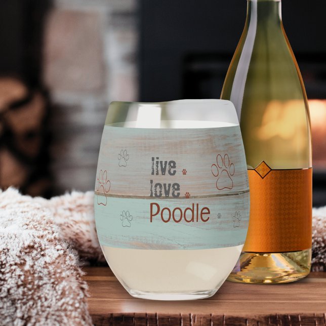 Vaso De Vino Poodle Mom Live Love Rústico Stripe Vidrio (A glass of wine and your favorite poodle. What a great way to relax!)