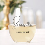 Vaso De Vino Propuesta moderna y sencilla de dama de honor pers<br><div class="desc">¿Buscas una moda, un regalo a la moda, pero simple para tus damas de honor? ¡Estos vasos de vino sin talle de guión moderno son un regalo práctico que pueden usar incluso después de tu día de boda! Se puede cambiar todo el texto, incluidos los nombres de título y de...</div>