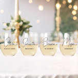 Vaso De Vino Propuesta moderna y sencilla de dama de honor pers<br><div class="desc">¿Buscas una moda, un regalo a la moda, pero simple para tus damas de honor? ¡Estos vasos de vino sin talle de guión moderno son un regalo práctico que pueden usar incluso después de tu día de boda! Se puede cambiar todo el texto, incluidos los nombres de título y de...</div>