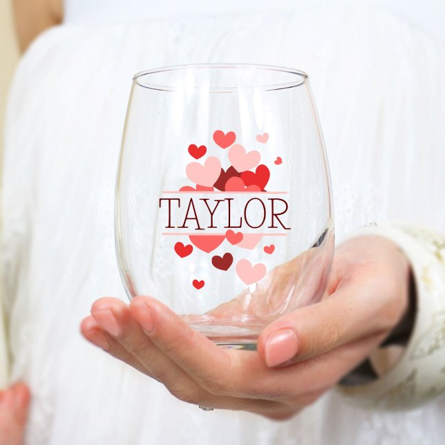 Vaso De Vino Regalo de dama de honor, Monograma moderno elegant (stemless wineglass with pink red large small hearts in a split design customized with name )