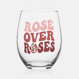 Vaso De Vino Rosa Sobre Rosas De Vino Sin Estúpido