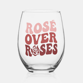 Vaso De Vino Rosa Sobre Rosas De Vino Sin Estúpido