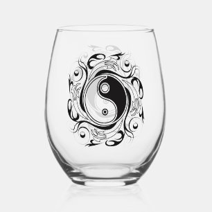 Vaso De Vino Símbolo Yin & Yang en estilo de tatuaje en blanco 