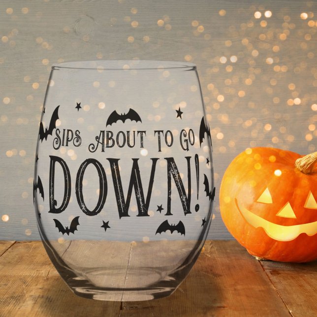 Vaso De Vino Sips a punto de bajar Halloween (Sips About to go Down Halloween Stemless Wine Glass)
