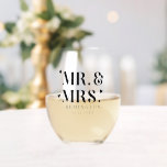 Vaso De Vino Sr. y Sra. Newlywn Hearts<br><div class="desc">Regalo para los recién casados. Letra retro negrita que dice "Mr. y la señora" con el corazón alrededor. A continuación puede añadir el nombre de su familia y la fecha de su boda.</div>