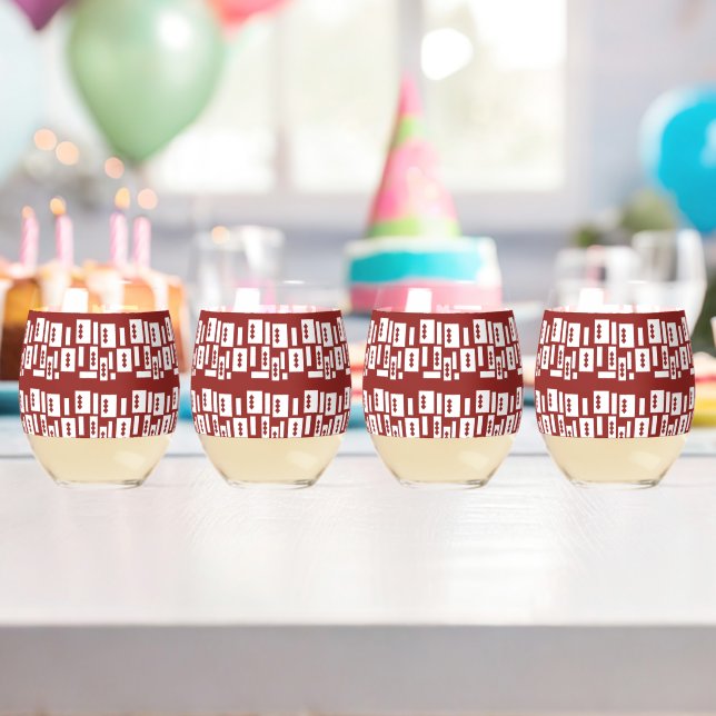 Vaso De Vino Una alfombra roja con un patrón texturado se extie (Insitu (Cumpleaños))