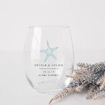 Vaso De Vino Vintage Starfish Beach Destination Wedding Favor<br><div class="desc">Estos elegantes vasos de vino sin tallo minimalista hacen grandes regalos de novia o favores de boda de destino. El diseño minimalista limpio incluye los n nombres, la fecha de boda y la ubicación en las letras clásicas del serif negro. Un pez estrella de playa de estilo vintage de azul...</div>