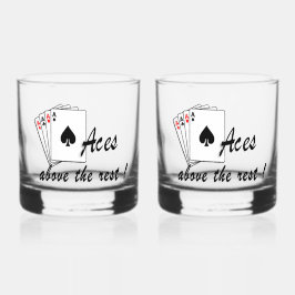 Vaso De Whiskey Aces sobre el resto del vidrio