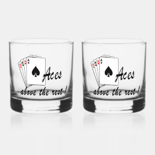 Vaso De Whiskey Aces sobre el resto del vidrio