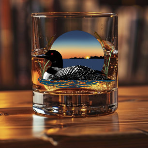 Vaso De Whiskey Atardecer Sereno del Somorgujo Común en Lago de Vi