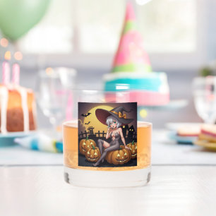 Vaso De Whiskey Bruja de Halloween con ojos verdes sobre Jack-O-La