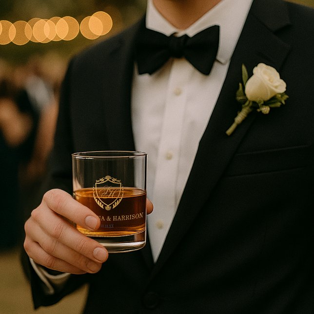 Vaso De Whiskey Crestado de Oro Falso Ornamentado para Boda con Mo (Ornate Faux Gold Crest Custom Monogram Wedding Whiskey Glass)