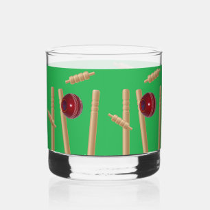 Vaso De Whiskey Derribado en cricket sobre verde,