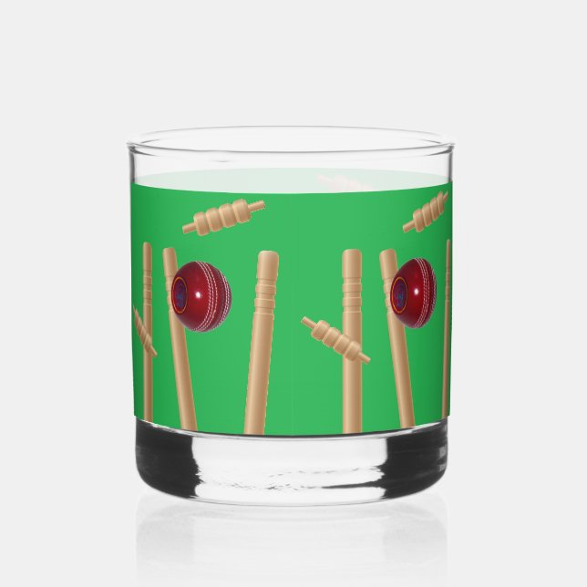Vaso De Whiskey Derribado en cricket sobre verde, (Anverso)