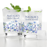 Vaso De Whiskey Dusty Blue Wildflower Ducha de novia personalizada<br><div class="desc">Nuestro Dusty Blue and Lavender Wildflower Personalizado Whiskey Glass, una encantadora adición a cualquier celebración de ducha de novia o brunch. Con su diseño de temática floral, esta copa sirve como un hermoso recuerdo de su día especial. Ya sea para juegos de ducha de novias, premios de puertas o favores...</div>
