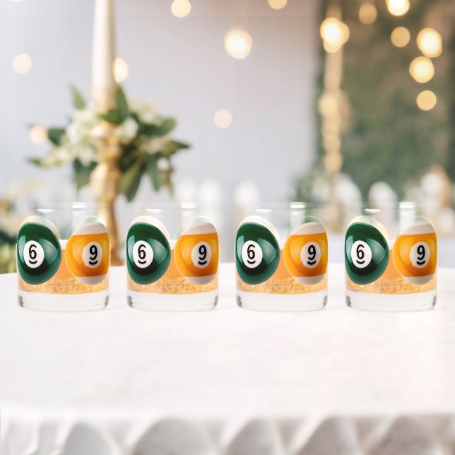 Vaso De Whiskey El billar duro 69 de SlipperyJoe con una bola de b (Insitu (Boda))