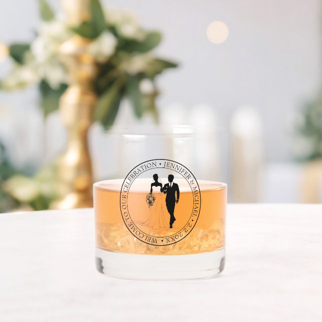 Vaso De Whiskey elegante pareja de bodas de tipografía mínima (Insitu (Boda))