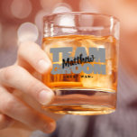 Vaso De Whiskey Equipo Groom Mejor Hombre Nombre Boda Regalo Gris<br><div class="desc">El diseño de cristal de whisky de las rocas personalizados para la fiesta de soltero incluye "TEAM GROOM" en negrita y gris claro. Personalizar mejor nombre de hombre en un guión negro nítido fondo transparente. A continuación se muestra el título o el texto del personalizado. Todos los colores de este...</div>