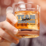 Vaso De Whiskey Equipo Groom Padre Del Nombre Boda Gris Negro<br><div class="desc">El diseño de cristal de whisky de las rocas personalizados para la fiesta de soltero incluye "TEAM GROOM" en negrita y gris claro. Personalizar Padre del nombre del Groom con un guión negro y nítido fondo transparente. A continuación se muestra el título o el texto del personalizado. Todos los colores...</div>