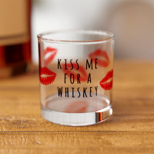 Vaso De Whiskey Labios rojos me besan por un vidrio de Whiskey