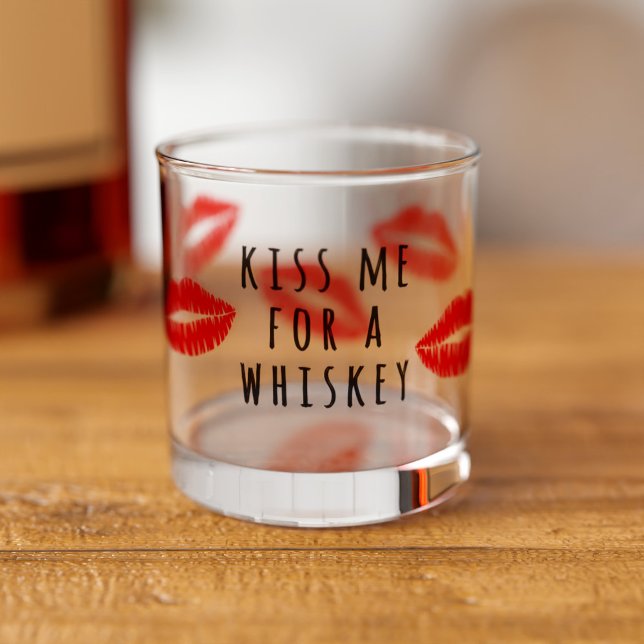 Vaso De Whiskey Labios rojos me besan por un vidrio de Whiskey (Kiss me for a whiskey! A fun gift for your boyfriend (or girlfriend) this Valentine's Day)