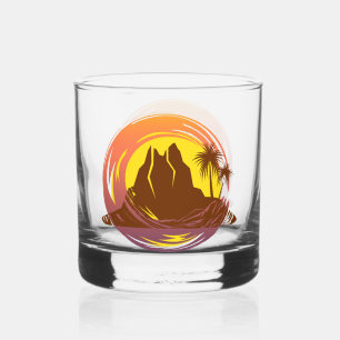 Vaso De Whiskey Margen con el paisaje volcánico tropical y palmera