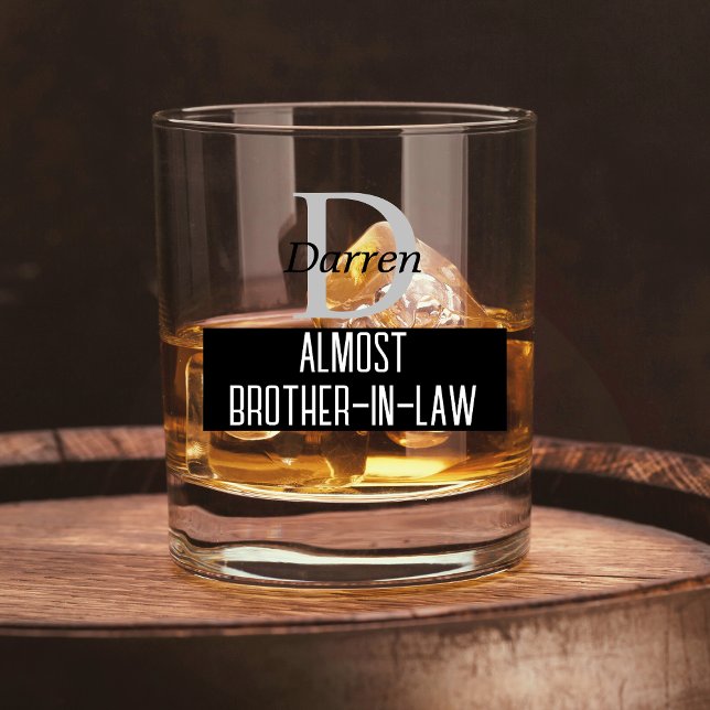 Vaso De Whiskey Monograma divertido de casi Hermano en Derecho (Funny Almost Brother in Law Wedding Joke Monogram Whiskey Glass)