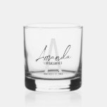 Vaso De Whiskey Monograma y nombre de la moderna dama de honor per<br><div class="desc">Monograma y regalos de nombre de la moderna dama de honor personalizada Este diseño presenta el nombre de la dama de honor en gris, estilo moderno de escritura a mano y monograma en gris claro moderno estilo de fuente serif serif estilo de fuente como fondo, con detalles bodas en gris...</div>