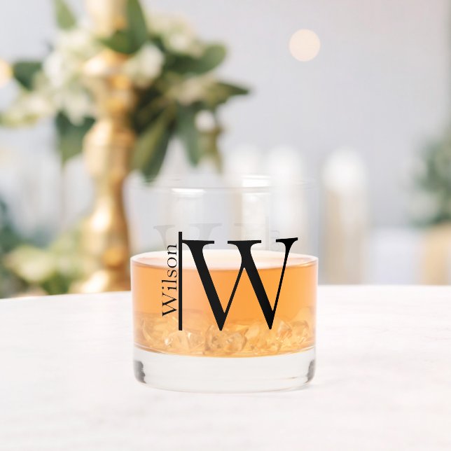 Vaso De Whiskey Nombre monogramado simple personalizado (Insitu (Boda))