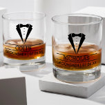 Vaso De Whiskey Nombre personalizado moderno de los Groomsmen con<br><div class="desc">Eleva tus regalos de los padrinos con nuestra lata de vidrio personalizado, un conservador atemporal que combina estilo y personalización. La elegante silueta de un esmoquin marca la tónica, mientras que bajo ella, el nombre del campesino y la fecha boda le dan un toque de individualidad. Diseñado para aquellos que...</div>