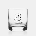 Vaso De Whiskey Nombre y monograma de la dama de honor personaliza<br><div class="desc">Elegante regalo de dama de honor personalizado que incluye monograma personalizado con estilo de letra de guión elegante negro con el nombre de la dama de honor y el título en estilo de letra serif clásico. También perfecto para padrinos, el mejor hombre, el padre de la novia, la dama de...</div>