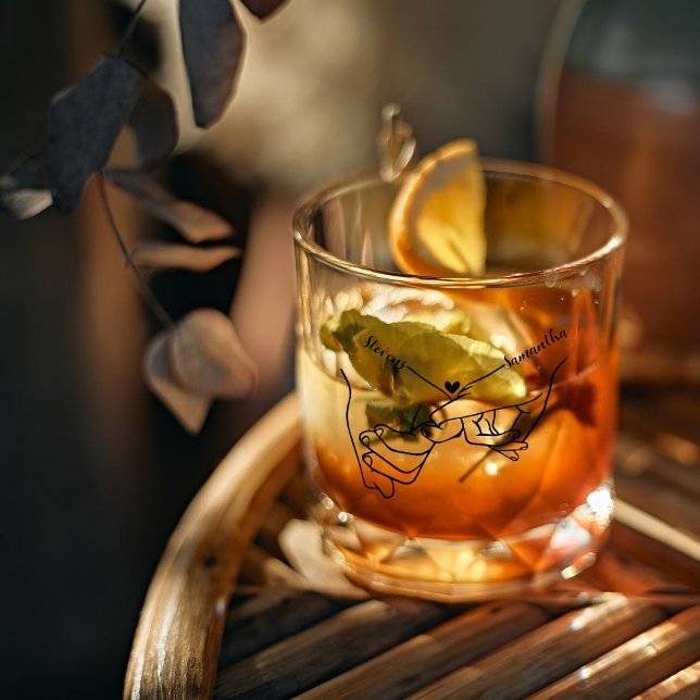 Vaso De Whiskey Pareja moderna con las manos boda de nombre person (Subido por el creador)