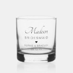 Vaso De Whiskey Personalizado de la dama de honor Fiesta de matrim<br><div class="desc">Personalizado de la dama de honor Personalizado Partido de la boda Wiskey Glass Rocks Glass Glass Glass presenta el nombre de la dama de honor con los nombres de la pareja de novias y la fecha de boda acentuada con un pequeño corazón de amor. Personalizado hecha para las damas de...</div>
