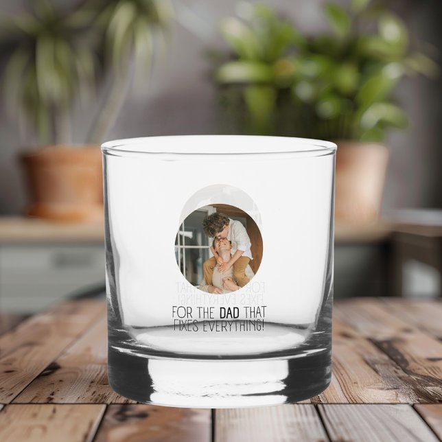Vaso De Whiskey Por el papá que arregla todo" (Subido por el creador)