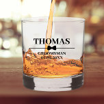 Vaso De Whiskey Propuesta de Groomsman con estilo de nombre person<br><div class="desc">¿Buscando una manera única de pedir a tus amigos que sean tus padrinos? ¡Mira nuestras gafas de whisky personalizadas! Añade su nombre, fecha y rol para crear un regalo realmente especial que les encantará. Nuestro diseño elegante, clásico y moderno es perfecto para cualquier tema boda. Estas gafas hacen una gran...</div>