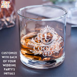 Vaso De Whiskey Regalo Groomsman Monograma inicial Rocas clásicas<br><div class="desc">Haz que tus padrinos se sientan como estrellas de rock con estas gafas de whisky personalizado, perfectas para regalar a tu mejor hombre y padrinos. Este vaso personalizado es un regalo ideal para él, papá o cualquier hombre que disfrute de un buen bourbon. Ya sea por una propuesta de los...</div>