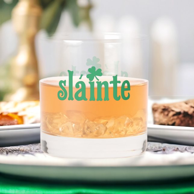 Vaso De Whiskey Saludos solitarios en el Día de St Patricks (St Patricks Day Slainte Cheers Whiskey Glass from Ricaso. Fun Irish themed glass for St Paddy's Day)
