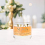 Vaso De Whiskey Simple Gold Nombre de texto Fecha Mejor regalo del<br><div class="desc">Simple Gold Text Nombre Fecha Mejor regalo del hombre. Un gran placer para tu mejor hombre con tipografía audaz y la fecha boda dentro de un borde de línea en el frente y fácilmente personalizable con su nombre en el otro lado.</div>