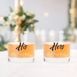 Vaso De Whiskey Su guión estilizado<br><div class="desc">Gafas de Whiskey que incluyen la palabra Su en un vaso y El suyo en el otro vaso,  impreso en escritura negra y estilizada. ¡Perfecto como regalo boda para la recién casada novia y novio o para cualquier pareja o pareja casada!</div>