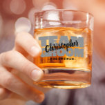 Vaso De Whiskey Team Groom Groomsman Boda Nombre Regalo gris negro<br><div class="desc">El diseño de cristal de whisky de las rocas personalizados para la fiesta de soltero incluye "TEAM GROOM" en negrita y gris claro. El nombre del personalizar groomsman con un guión negro nítido y un fondo transparente. A continuación se muestra el título o el texto del personalizado. Todos los colores...</div>