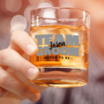 Vaso De Whiskey Team Groom To Be Boda Name Black Gray Personalizad<br><div class="desc">El diseño de cristal de whisky de las rocas personalizados para la fiesta de soltero incluye "TEAM GROOM" en negrita y gris claro. Personalizar Groom para ser el nombre en un guión negro nítido fondo transparente. A continuación se muestra el título o el texto del personalizado. Todos los colores de...</div>