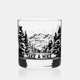 Vaso De Whiskey Toma una cita de Hike en el paisaje de montaña mon