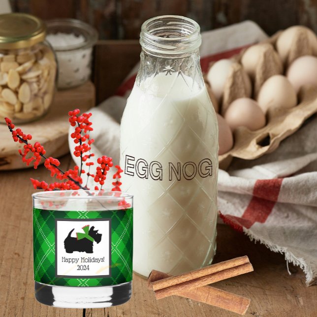 Vaso De Whiskey Vacaciones personalizadas para perro escocés y tar (A homemade egg nog will be delicious in this customized Scottie Christmas glass!)