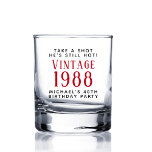 Vaso De Whiskey Vintage 40.º Fiesta de cumpleaños<br><div class="desc">Un divertido vaso de whisky para celebrar su 40 aniversario con "Toma un tiro,  sigue caliente" y su nombre en simple tipografía moderna y "Vintage" y el año en que nació con un tipo de letra roja retro.</div>