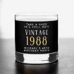 Vaso De Whiskey Vintage 40th Birthday Fiesta Black<br><div class="desc">Esta divertida y única copa de whisky de "Toma un disparo,  sigue caliente" añade un toque divertido a su celebración de 40 años de fiesta. Personaliza "Toma un tiro que aún está caliente" y "Vintage" si lo deseas,  el año en que nació y su nombre.</div>