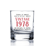 Vaso De Whiskey Vintage 50th Birthday Party<br><div class="desc">Un divertido vaso de whisky para celebrar su 50 cumpleaños. "Toma una foto,  sigue caliente" y su nombre está en simple tipografía moderna y "Vintage" y el año en que nació está en un tipo de letra roja retro.</div>