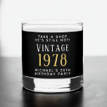 Vaso De Whiskey Vintage 50th Birthday Party Black<br><div class="desc">Esta singular copa de whisky "Toma un disparo,  sigue caliente" añade un toque divertido a la celebración de su 50 cumpleaños. Personaliza "Toma un tiro que aún está caliente" y "Vintage" si lo deseas,  el año en que nació y su nombre.</div>